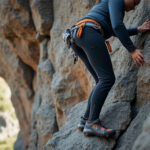 découvrez comment choisir une tenue d'escalade alliant confort et performance grâce à des vêtements techniques adaptés à toutes vos aventures verticales.